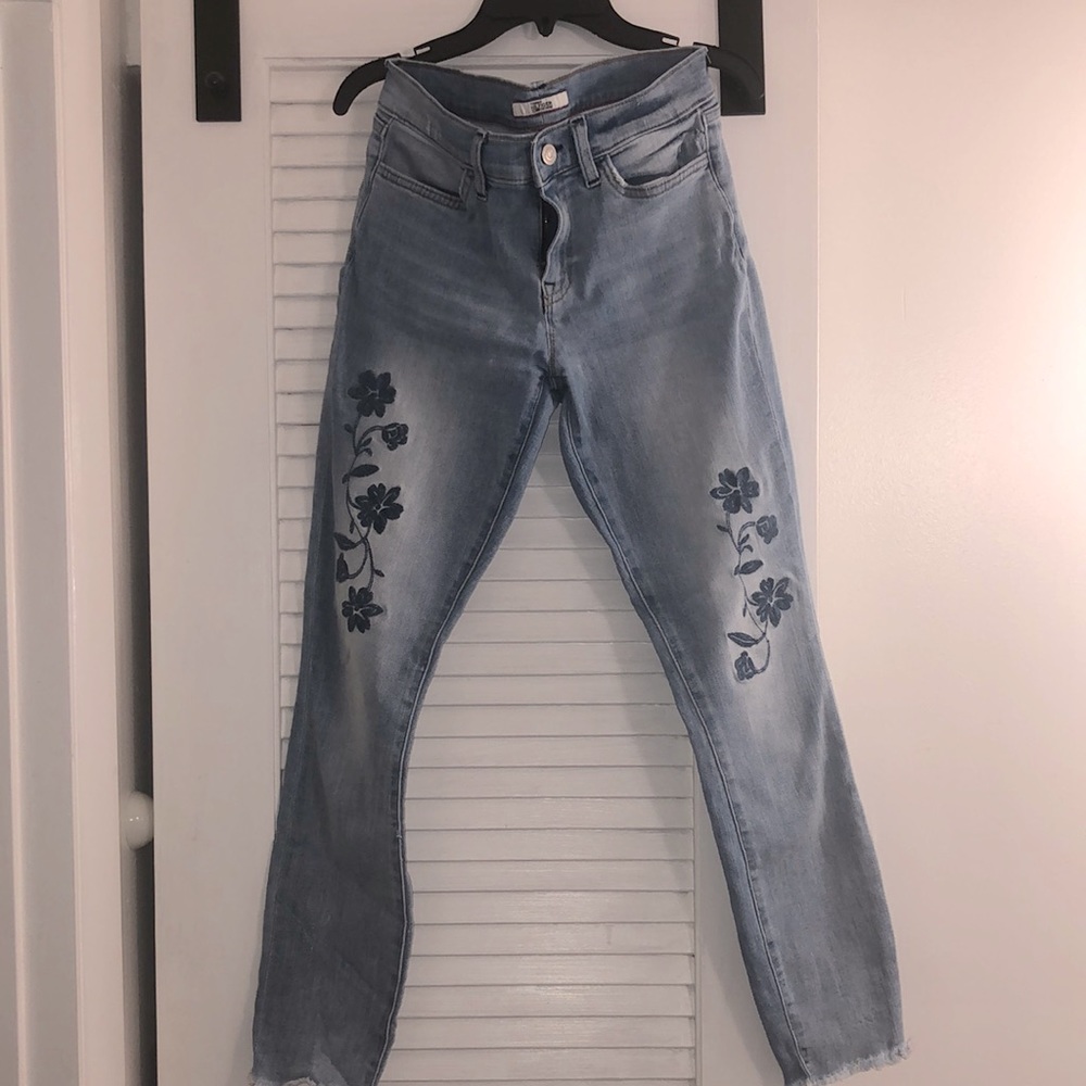 Tommy Hilfiger size 4 light wash raw hem ankle length jeans flower embroidery